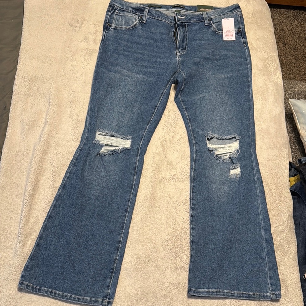 Women's Low-Rise Bootcut Jeans Size 16/33